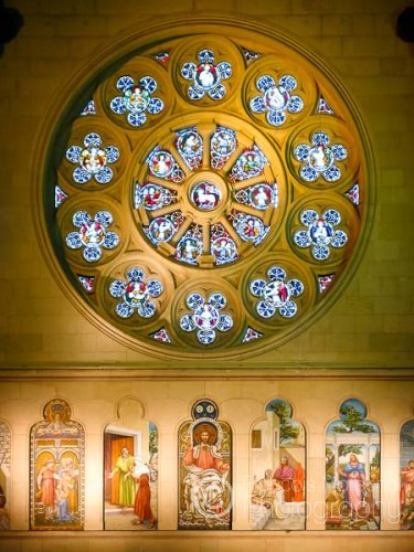 Consecrated in 1881, the anglican cathedral of ChristChurch is located in the centre of the city, surrounded by the plaza of Cathedral Square. Built in a gothic style, it is the best-known and most visited church building in New Zealand.