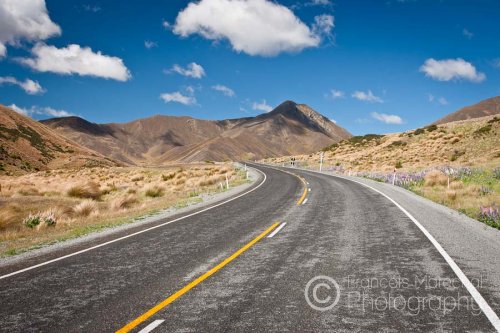 Lindis Pass (el. 971 m) lies between between the valleys of the Lindis and Ahuriri Rivers. It is the highest point on the South Island's state highway network.