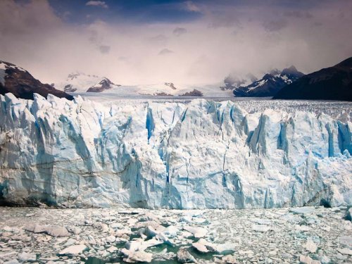 When it advances, the glacier forms a natural dam on Lago Argentino.